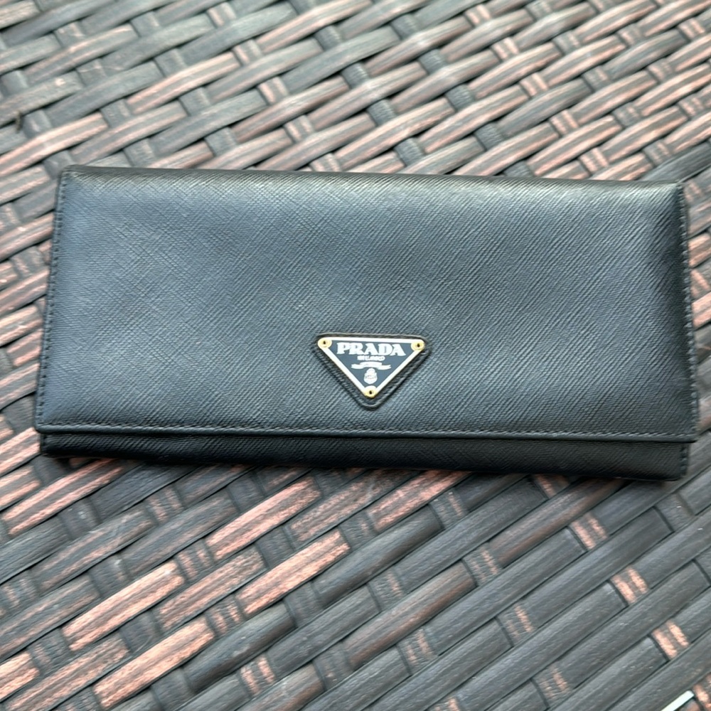 100% authentic Large Saffiano Leather Wallet excellent condition,barely used.